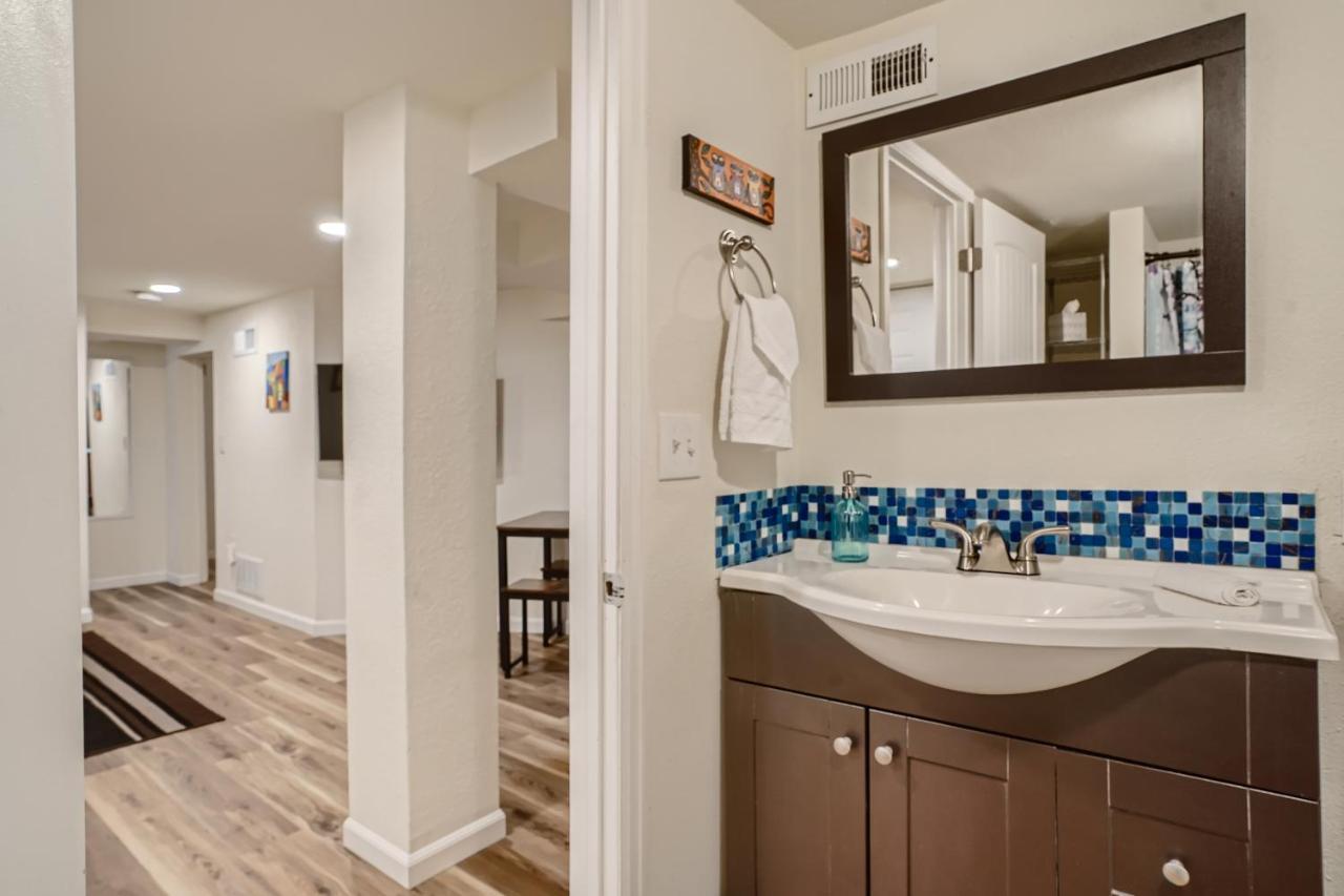 Sloans Lake Getaway - Basement Apartment Near Broncos And Downtown Denver Lakewood Kültér fotó